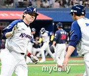 [MD포토] 기뻐하는 이형종 '3점포의 주인공'