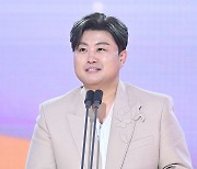 김호중, 감격의 ‘최고의 가수’상 [포토엔HD]