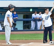 시타와 시포하는 정태훈 경정회 초대회장과 민성환 부회장 [사진]