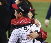 "지환아 이겨내야지" 말렸던 염경엽 감독…왜 결국 주장 교체 받아들였나