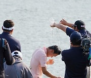 [mhn포토] 윤상필 '축하 물세레~'