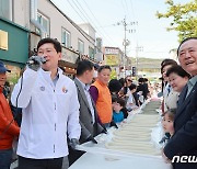 용인중앙시장 ‘왁자지껄 봄 축제’…500m 가래떡 뽑으며 발전 기원