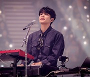 DAY6 원필, 'HAPPY' 무대서 눈물…“벅차서 슬픈 행복,이제 후련해”(콘서트)