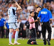 ‘메시 효과’는 계속…MLS 역사상 최다 관중 4위, 난입한 팬과는 기념 촬영까지