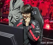 날던 ‘쵸비’ 떨어뜨렸다…T1, 결승 2세트 반격 개시 [LCK]