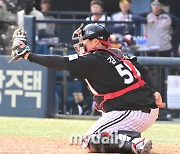 [MD포토] 김범석 '확실하게 투수 리드하자'