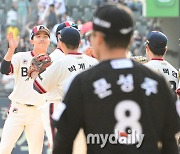 [MD포토] 9-5 승리 두산 '즐거운 하이파이브'