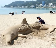 부산 송정해수욕장에 등장한 돌고래 모래조각