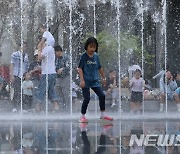 4월의 더위, 광화문 분수대에서 즐기는 오후