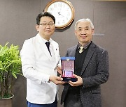 창원경상국립대병원 김선주 교수, 발전기금 2000만원 전달