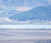 오두산통일전망대에서 바라본 개풍군 일대, 오가는 주민들