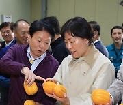 APC 방문해 참외 작황 및 출하 동향 점검하는 송미령 장관