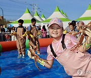 무섭지 않아요…어린이들의 대게 잡이 체험