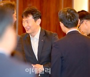 [포토]참석자들과 인사 나누는 이복현 금융감독원장