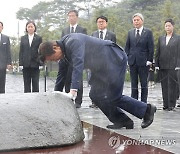 문 전 대통령 "한국 정치 바꿀 걸 기대"…조국 "어깨 무거워"