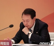 일간 尹 지지율 28.2% '취임후 최저'…조국당 '첫 조사' 14.2%