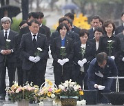 분향하는 조국 대표