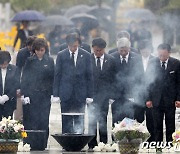 고 노무현 전 대통령 묘역 참배하는 조국 대표