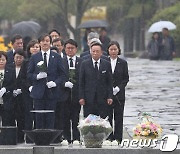 헌화하는 조국