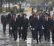 고 노무현 전 대통령 묘역 찾은 조국 대표