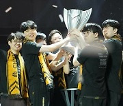 젠지, LCK 최초 '4연패' 대기록…MVP는 '원조 국대탑'