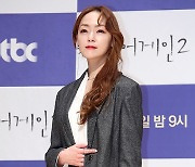 김윤아, 8년 만에 정규 앨범 ‘관능소설’ 발매 “어른들의 사랑 이야기”