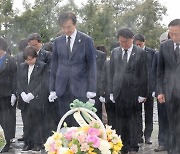 문재인, 조국 만나 "새로운 리더십 보여줘…정치 바꾸길 기대"