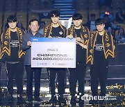 우리은행, 2024 LCK 스프링 챔피언 젠지팀 2억원 시상