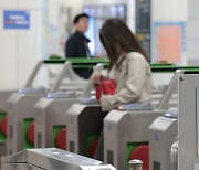 서울시 “기후동행카드로 이용자 4% 승용차 대신 대중교통 이용”