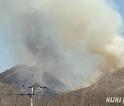 철원 비무장지대 산불 진화 재개…헬기 4대 투입