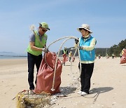 강신숙 Sh수협은행장, 유재훈 예보 사장과 원산도 해변서 플로깅