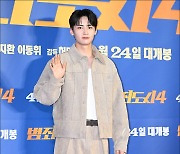 [MD포토] 이진혁, '영화관 나들이 패션 센스'