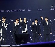 엑소, 데뷔 12주년 팬미팅 성료 "한계 없이 사랑하자"