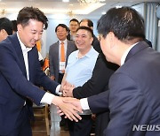 참석자와 인사하는 이준석 당 대표