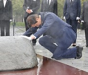 文·盧 찾은 조국 "대통령님 추구했던 과제 이뤄내겠다"