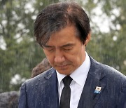 우산 쓰고 조국 맞이한 文 "정권심판 바람 일으켰다"