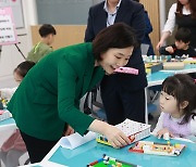 늘봄학교 간 오영주 장관… 비즈쿨 일일교사로 변신