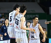 [ST포토] 허웅과 기쁨 나누는 송교창, '분위기 좋아'