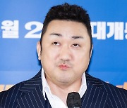 [T포토] 마동석 '잘 봐, 약지에 이거 반지야'