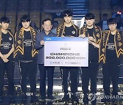 우리은행, 2024 LCK 스프링 챔피언 젠지팀에게 2억원 시상