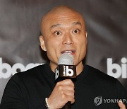 질문에 답하는 마이크 반 빌보드 CEO