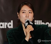 질문에 답하는 김유나 빌보드코리아 대표