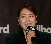 질문에 답하는 김유나 빌보드코리아 대표