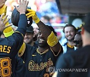 MLB 피츠버그의 '해적 선장' 매커천, 개인 통산 300홈런 달성