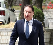 [포토] 서울고법 출석하는 최태원 SK 회장