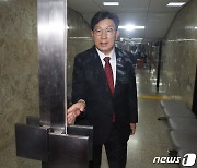 당선자총회장 나서는 권성동 의원