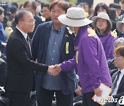 악수하는 윤재옥 권한대행과 이태원참사유가족협의회 운영위원장