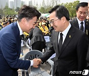 인사 나누는 이준석 대표와 김동연 경기도지사