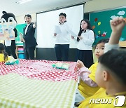 '늘봄학교 일일교사' 안덕근 장관, 에너지 일일 수업