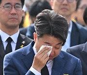 '세월호 참사 10주기' 눈물 흘리는 이준석 대표